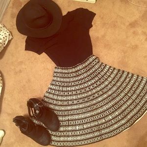 Black & white mini/midi skirt